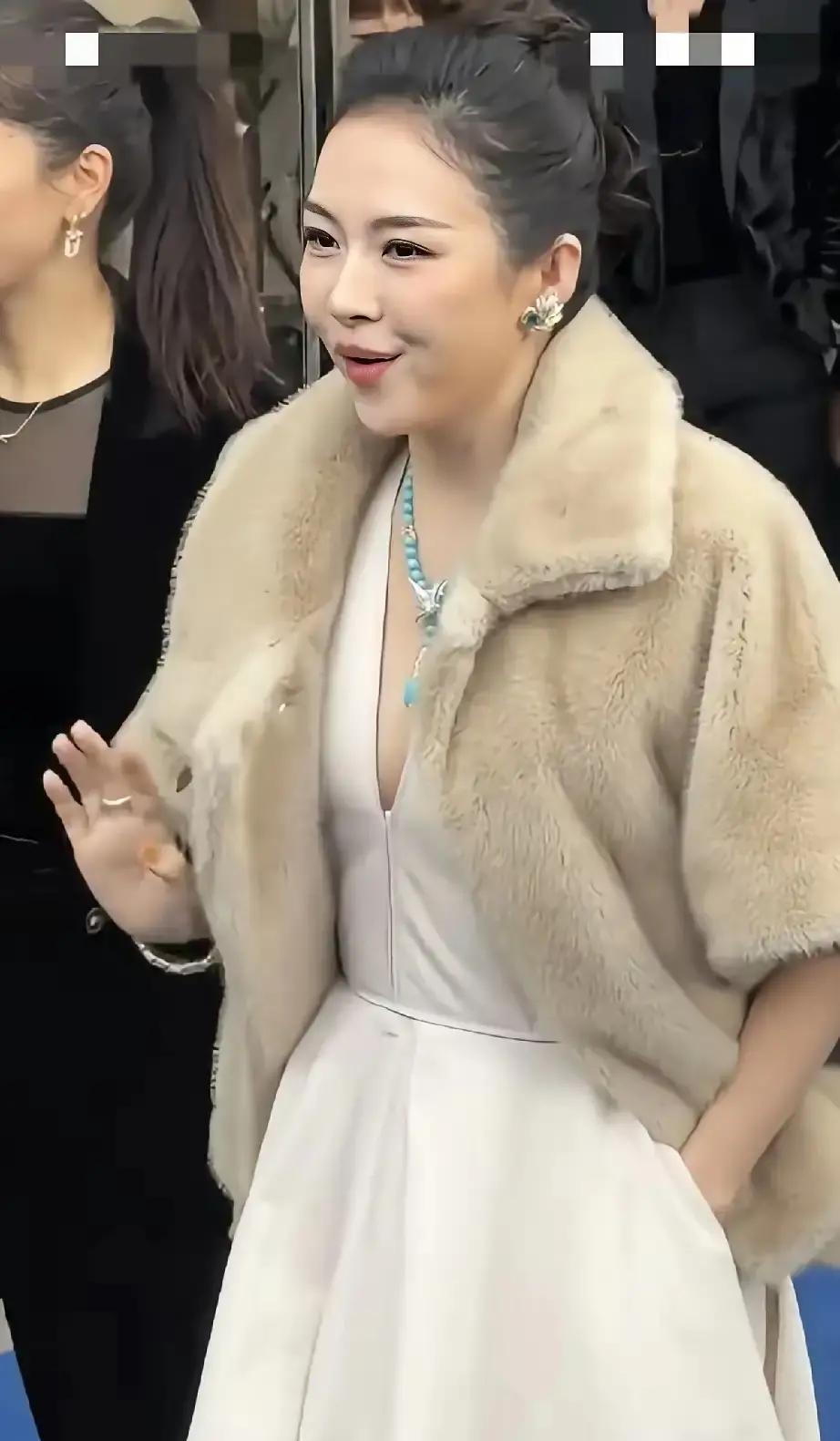 45岁，生图直接当壁纸。
章子怡在北京一场活动，没说话，没采访，就靠走路和微笑，