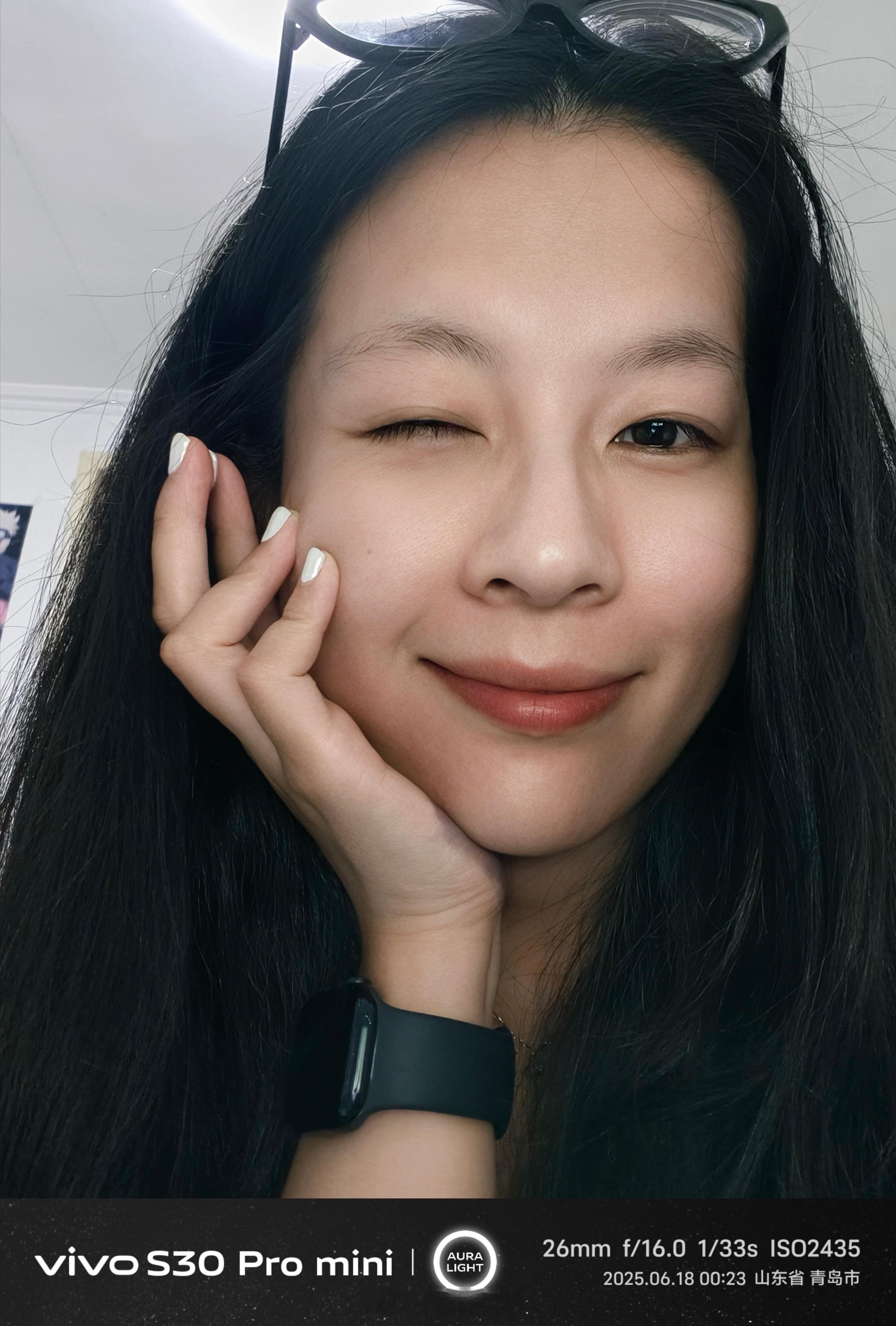昨晚睡觉前随手用vivo S30 Pro mini负片风格咔嚓了几张自拍，这照片