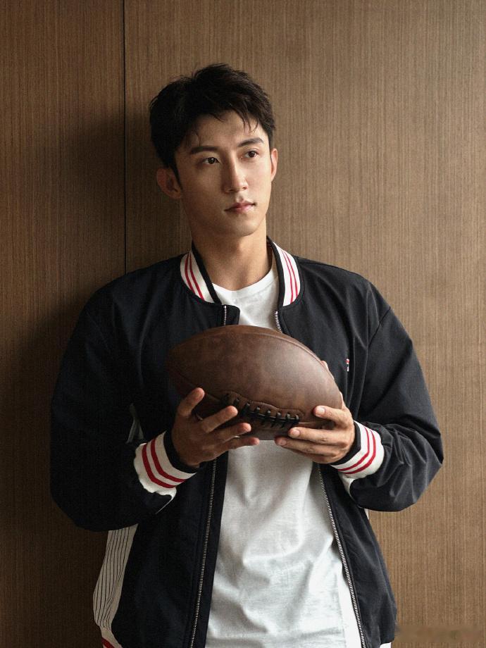 #黄景瑜穿棒球服好cool##黄景瑜工作室发了黄景瑜五宫格# 黄景瑜身着棒球服的