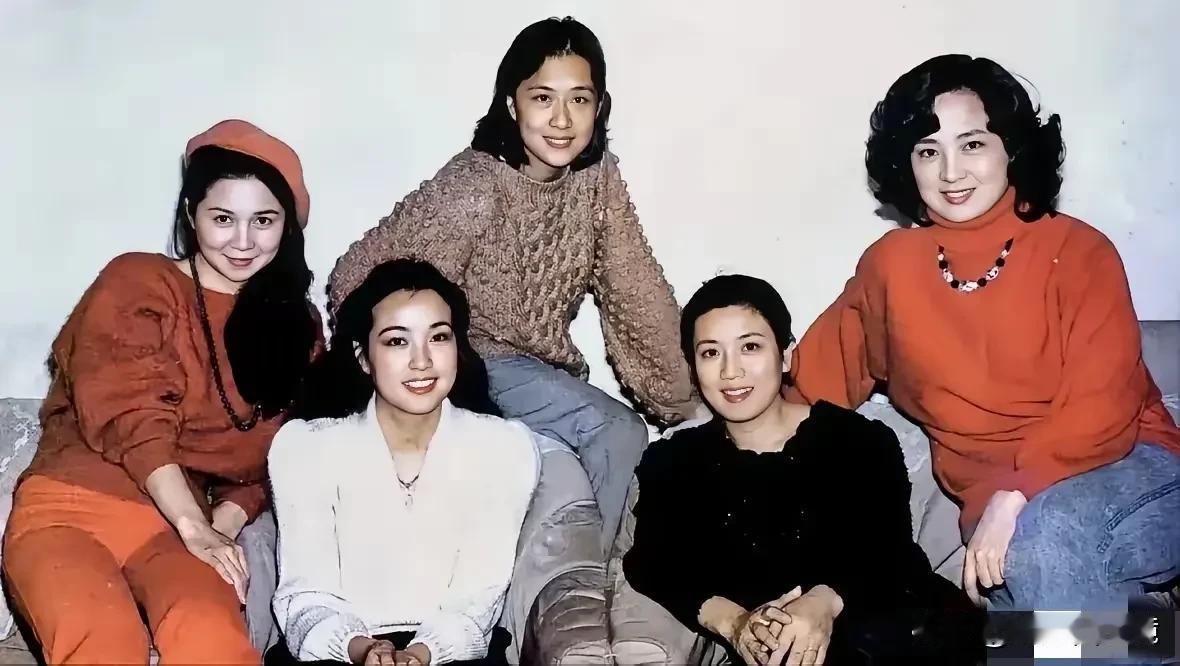 照片中这几个女人，除了刘晓庆之外，其他的一个都不认得，这些人算不算是80年代娱乐