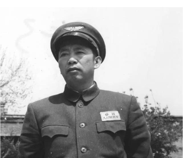 毛主席打算乘飞机出行，刘亚楼极力劝阻：空军现有飞机状况堪忧，建议毛主席慎重考虑！