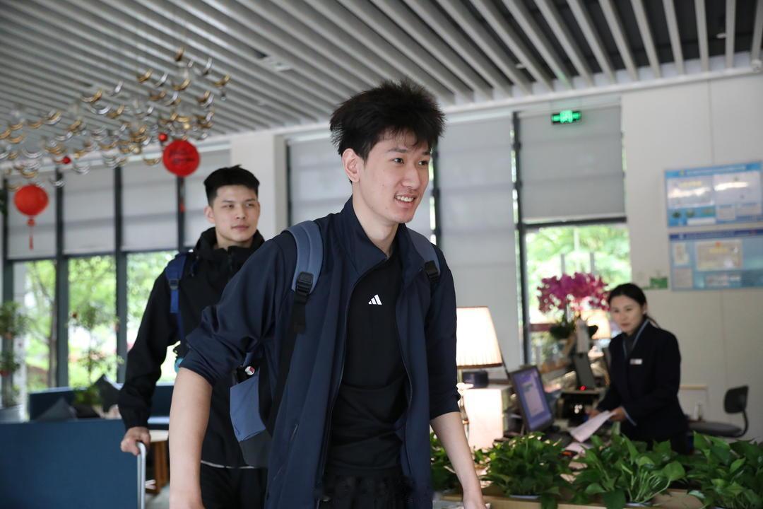 中国男排 北仑当地媒体的报道，“下午将近4点，中国男排队员胡翰林、史泰尔、余翔陆