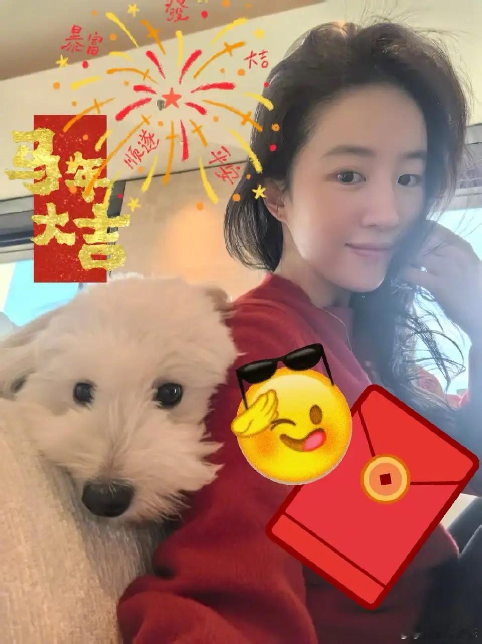 同样是女明星刘亦菲怎么一点偶像包袱都没有。大年初一直接甩了一张素颜照出来“拜年喽