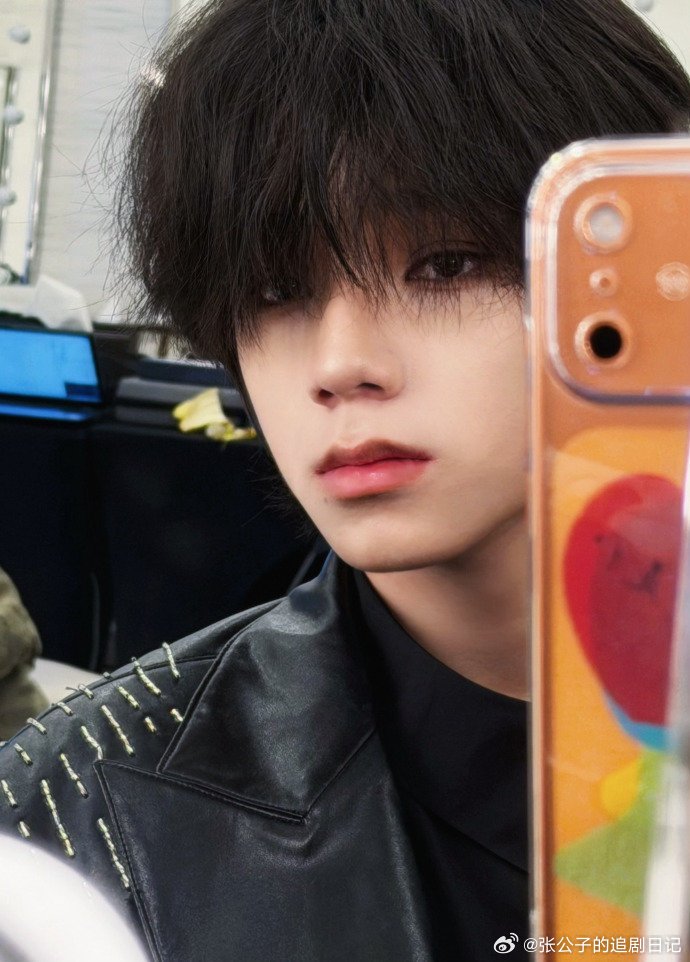 王橹杰摸下巴有被割伤的风险王橹杰这下颌线也太锋利了吧！路透里低头修Switch超