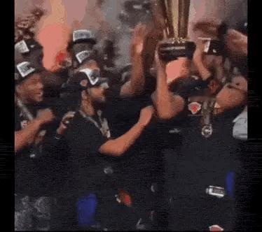 贪玩蓝月，是兄弟就来捅我！ 