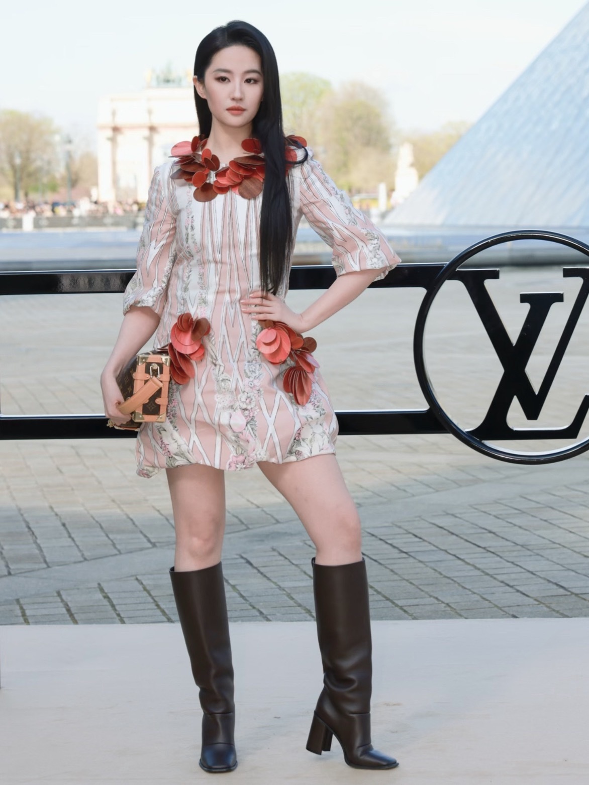 刘亦菲和giselle在友好交流 