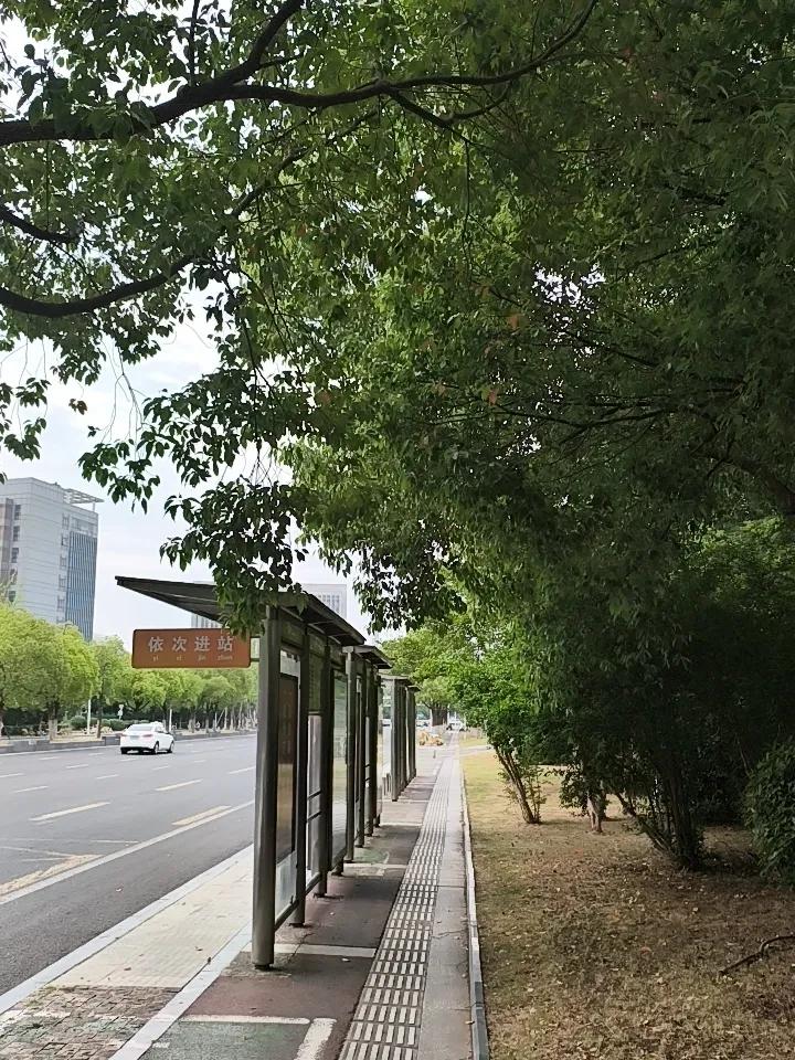 现在网上的“真心话茶局”活动也超火，上线48小时服务器差点被挤崩。拉人组队玩真心