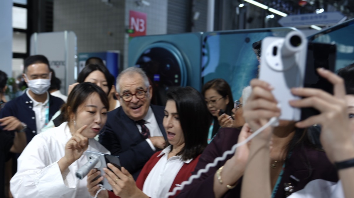 国产折叠屏让老外集体真香今年MWC现场真的狠狠长脸，西班牙代表团直接扎堆围在vi