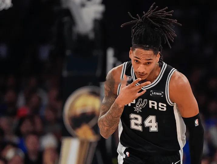 06月11日 NBA总决赛第四场，马刺对阵尼克斯的比赛正在进行中。第一节比赛中，