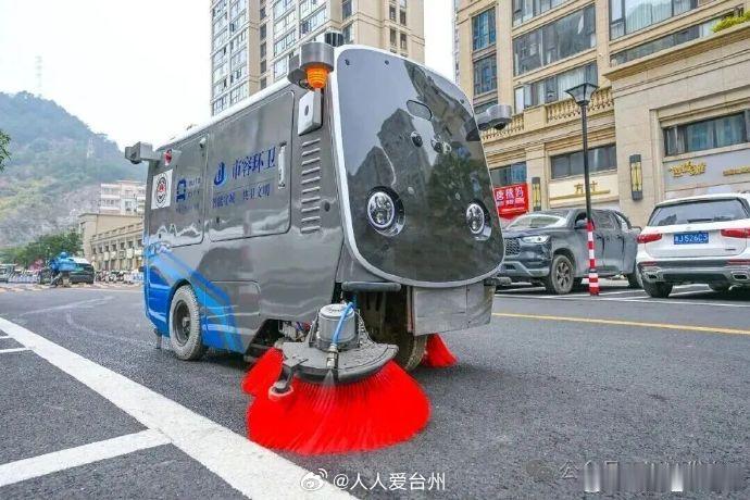 玉环把城市治理交给AI机器人玉环建成全省首个城管机器人中试基地 在玉环南湾智谷，