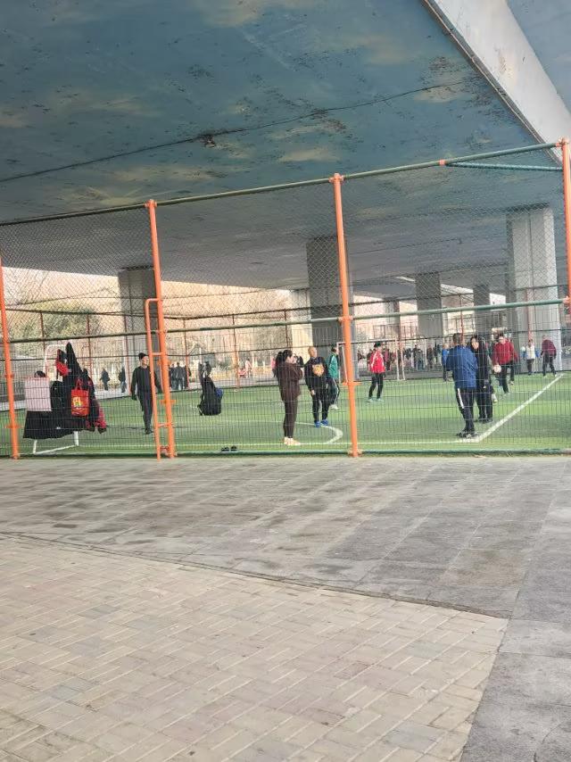 春节期间人们除了休闲逛街，也没忘记锻炼身体。请看大图：
请看海泊河公园里的人们，