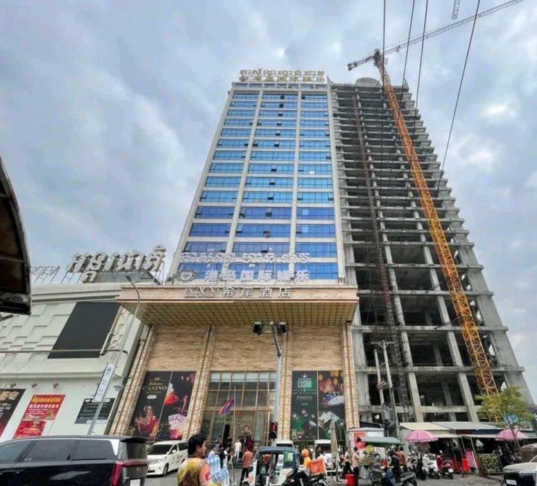 柬埔寨一赌场酒店有女子坠楼身亡，警方追查涉事房间内中国籍男子据了解，该起女子坠楼