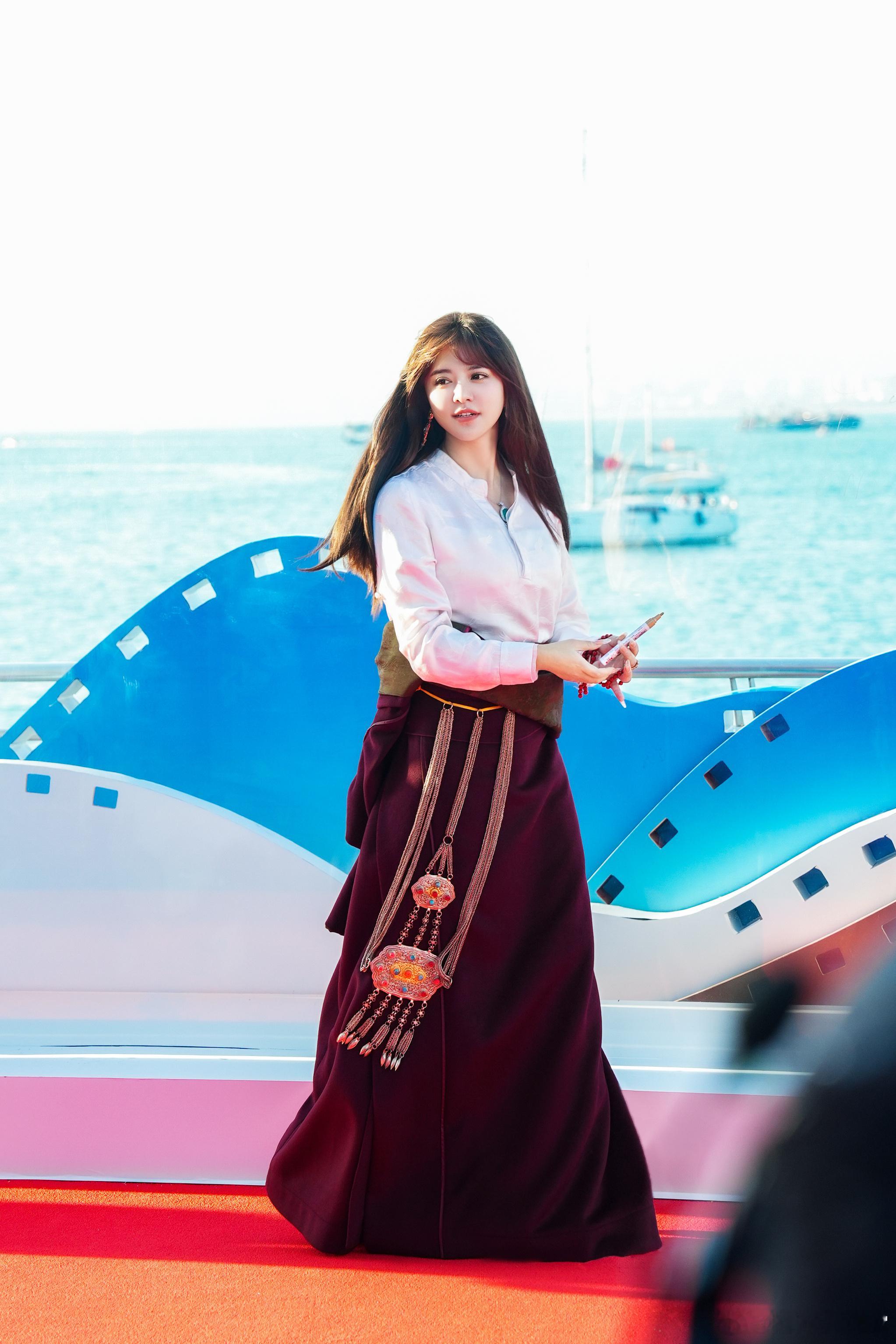 整理收藏时翻出08年买的《心的东方》专辑，突然泪目。那个在CD里唱歌的女孩，18