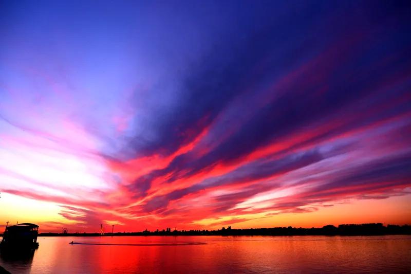 怡情
余晖潋滟映笑颜，
红霞入水影双环。
风拂秀发飘盈美，
怡情浪漫似天仙。