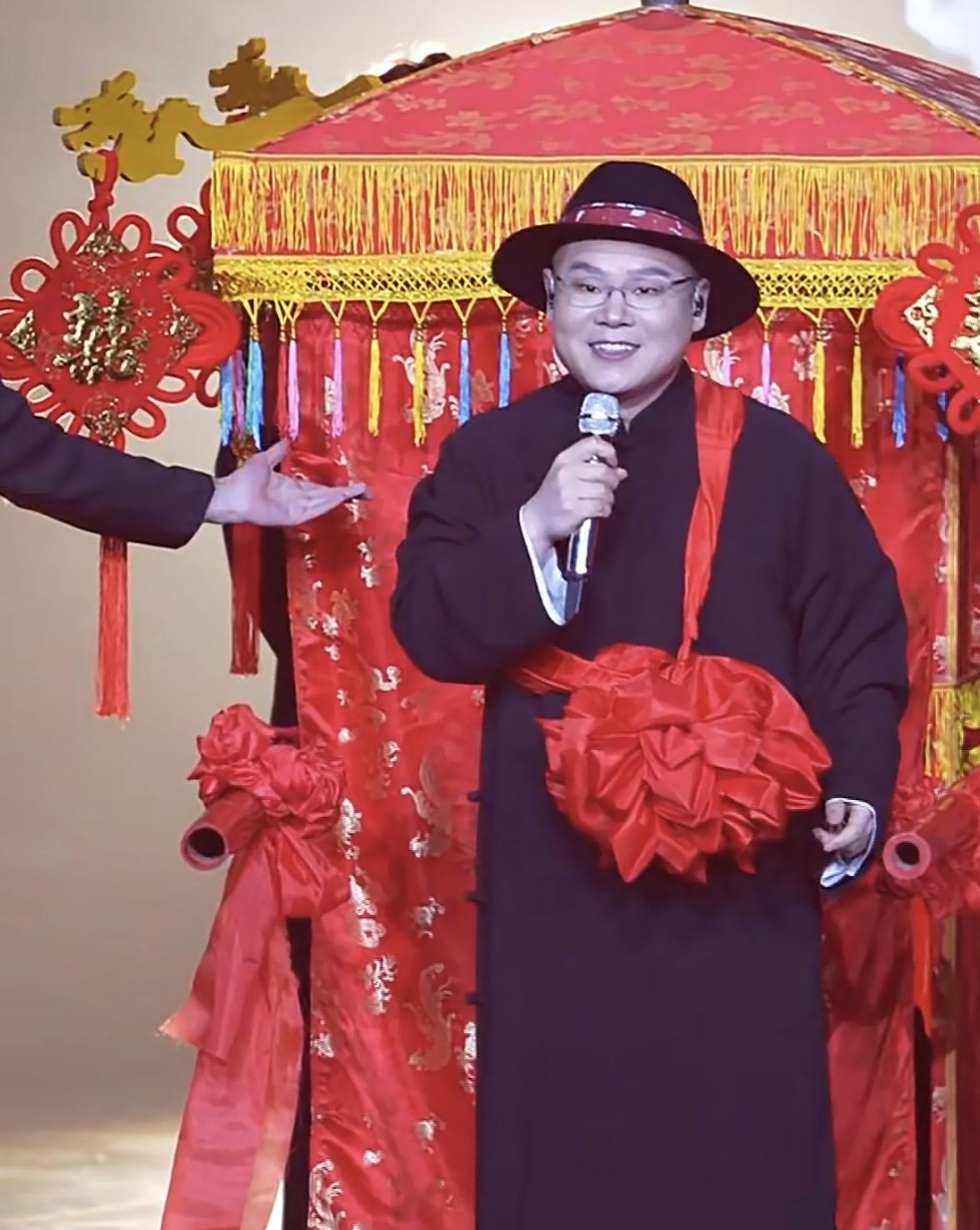 岳云鹏：晓明哥，您这身皮衣一穿，直接把“许文强”给复活了，刚才那首《上海滩》一开