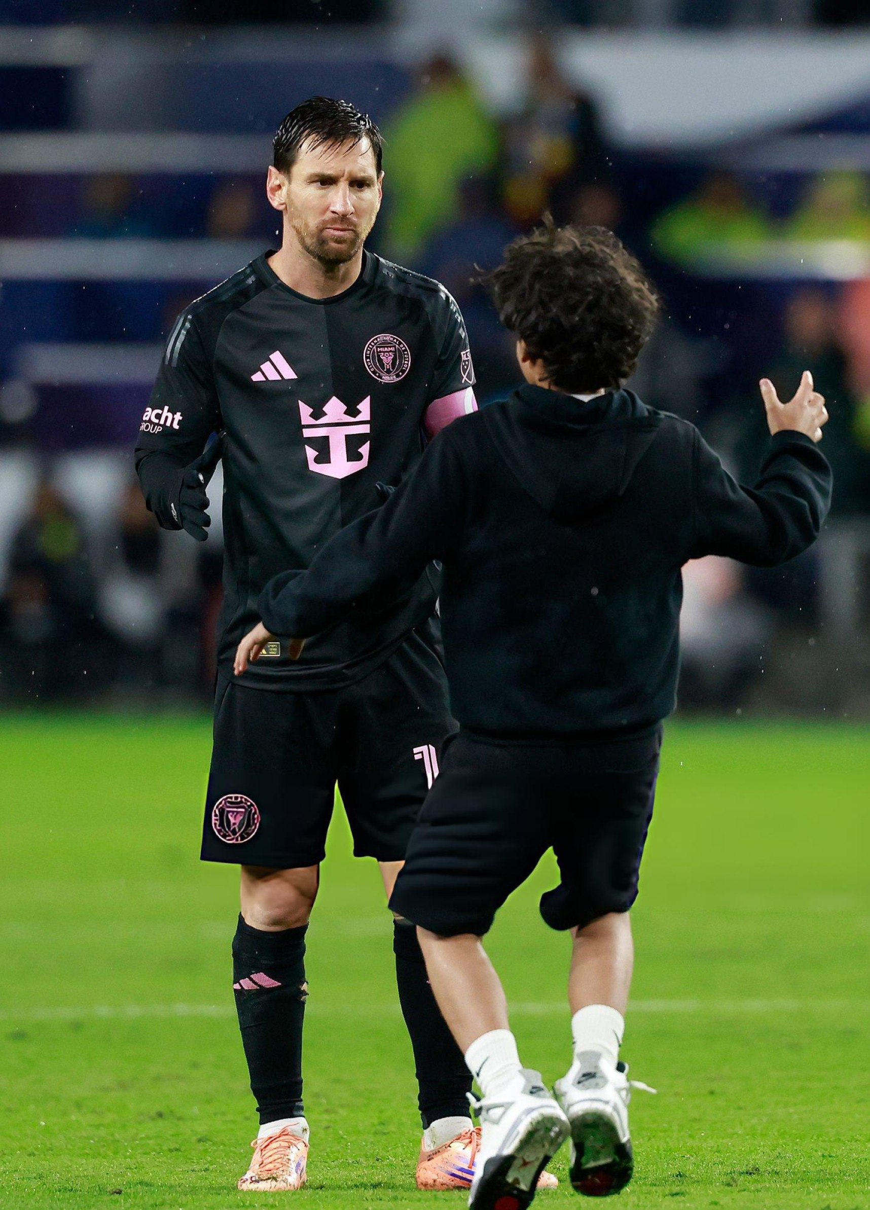 梅西与冲进球场的小球迷！纳什维尔vs迈阿密国际迈阿密国际[超话]梅西[超话] ​