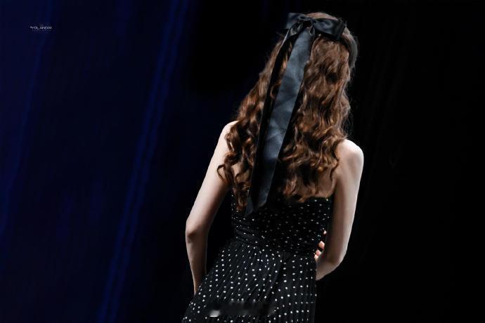 毛晓彤昨天现身香港国际影展 宣传新剧《问心2》，上身self-portrait波