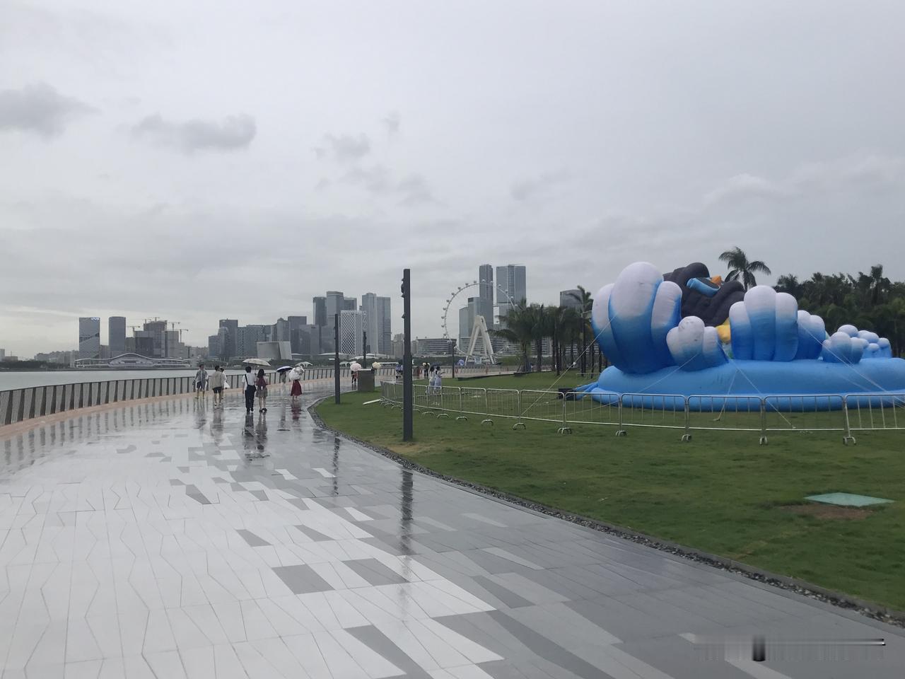 暴雨过后的前海湾别有一番景致，我敢说，没有多少深圳人尝试去体验过。人少，算一个。