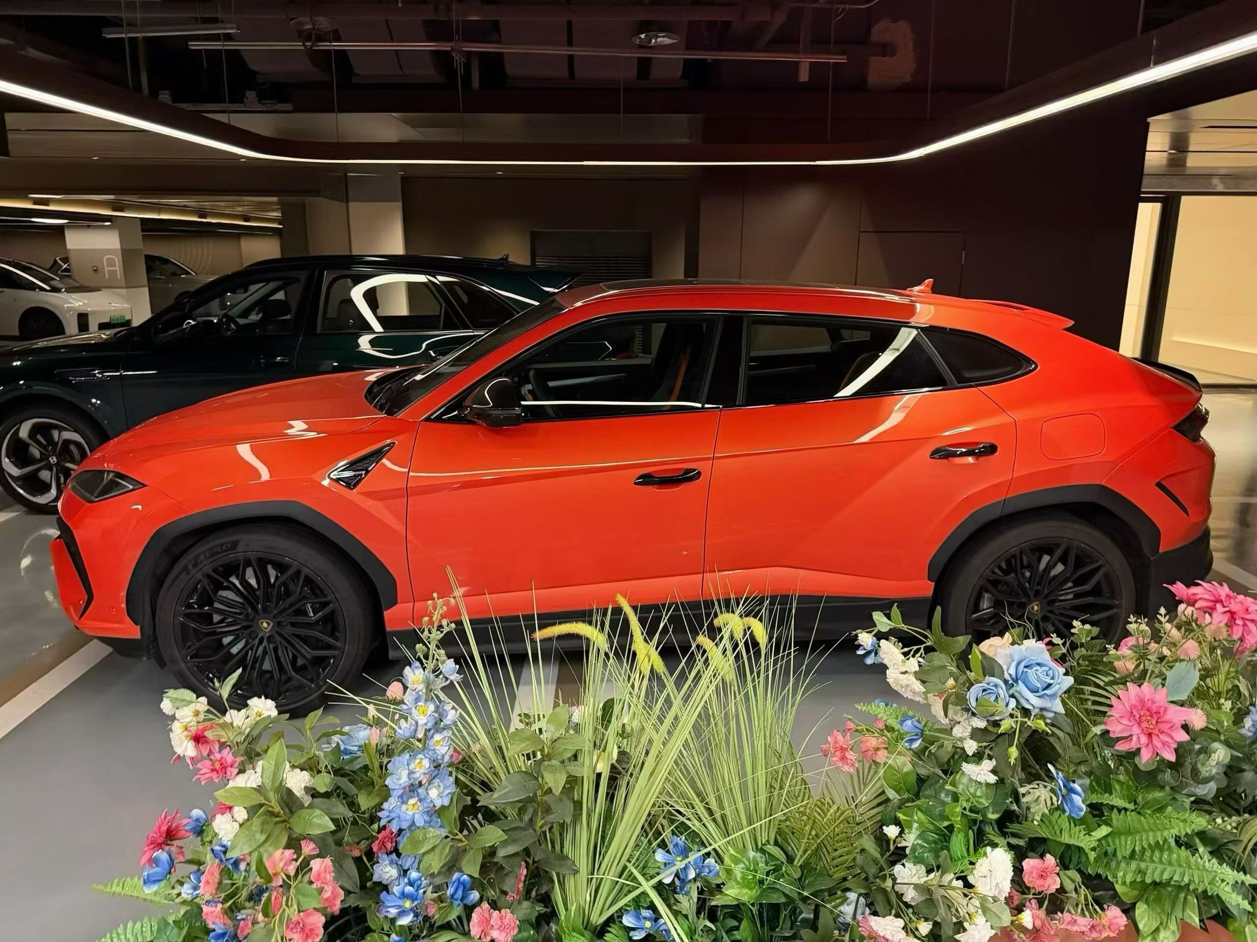 真正的强者，从不被单一标签定义。就像这台兰博基尼Urus SE，既是能载你从容通