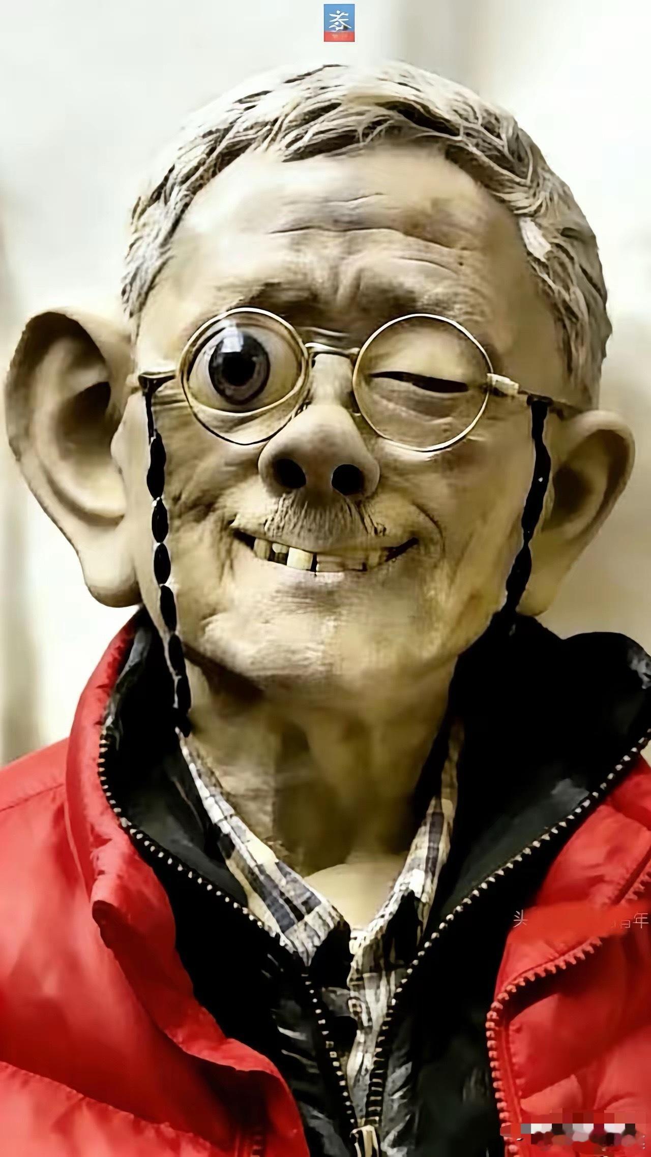 这尊“神像”立起来的时候，真是把我看笑了。丑吗？确实丑得惊心动魄。但你要说它不艺