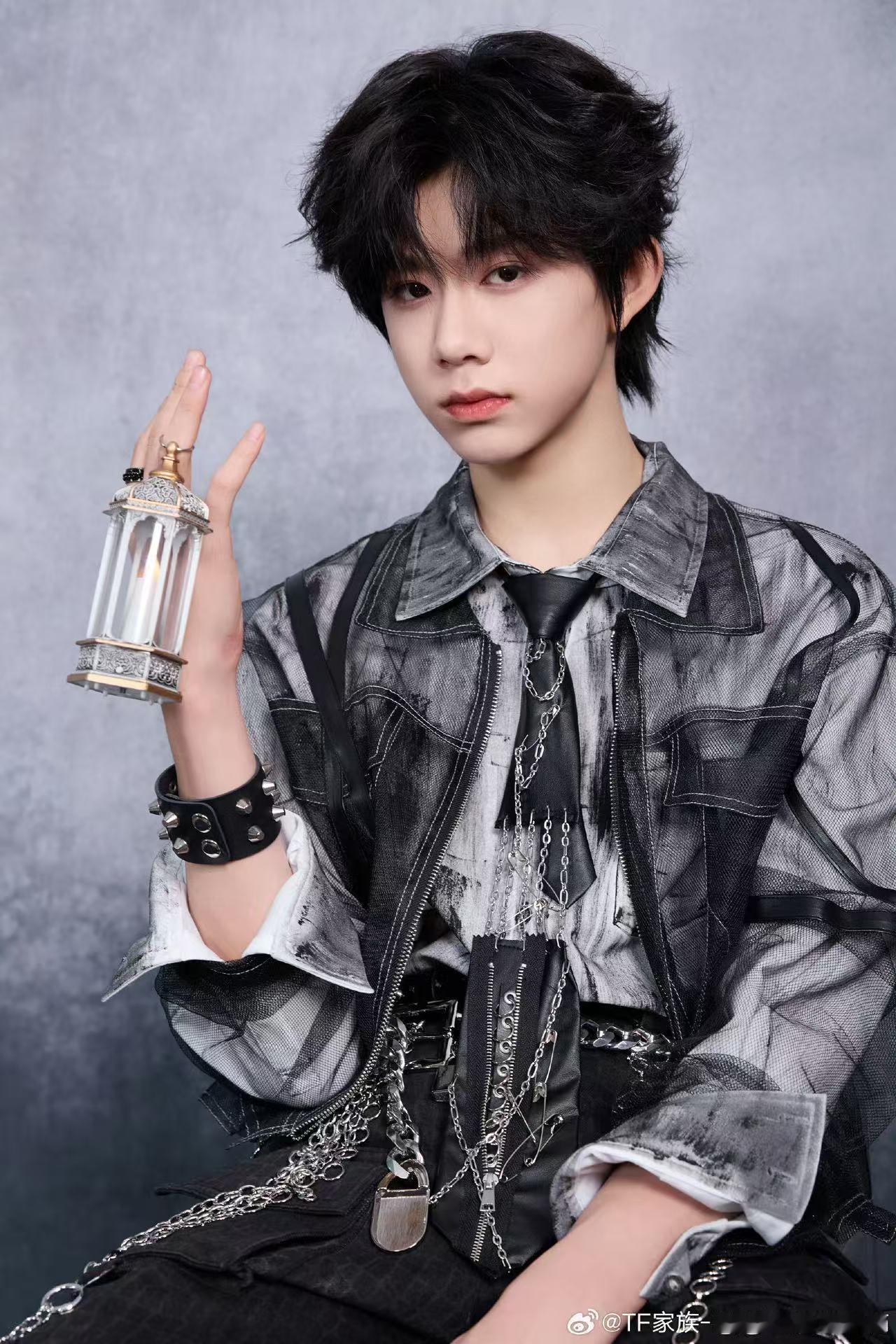 陈奕恒头上好多星星陈奕恒吉他弹唱 星星造型是加分项，真正亮眼的是他的用心，日复一