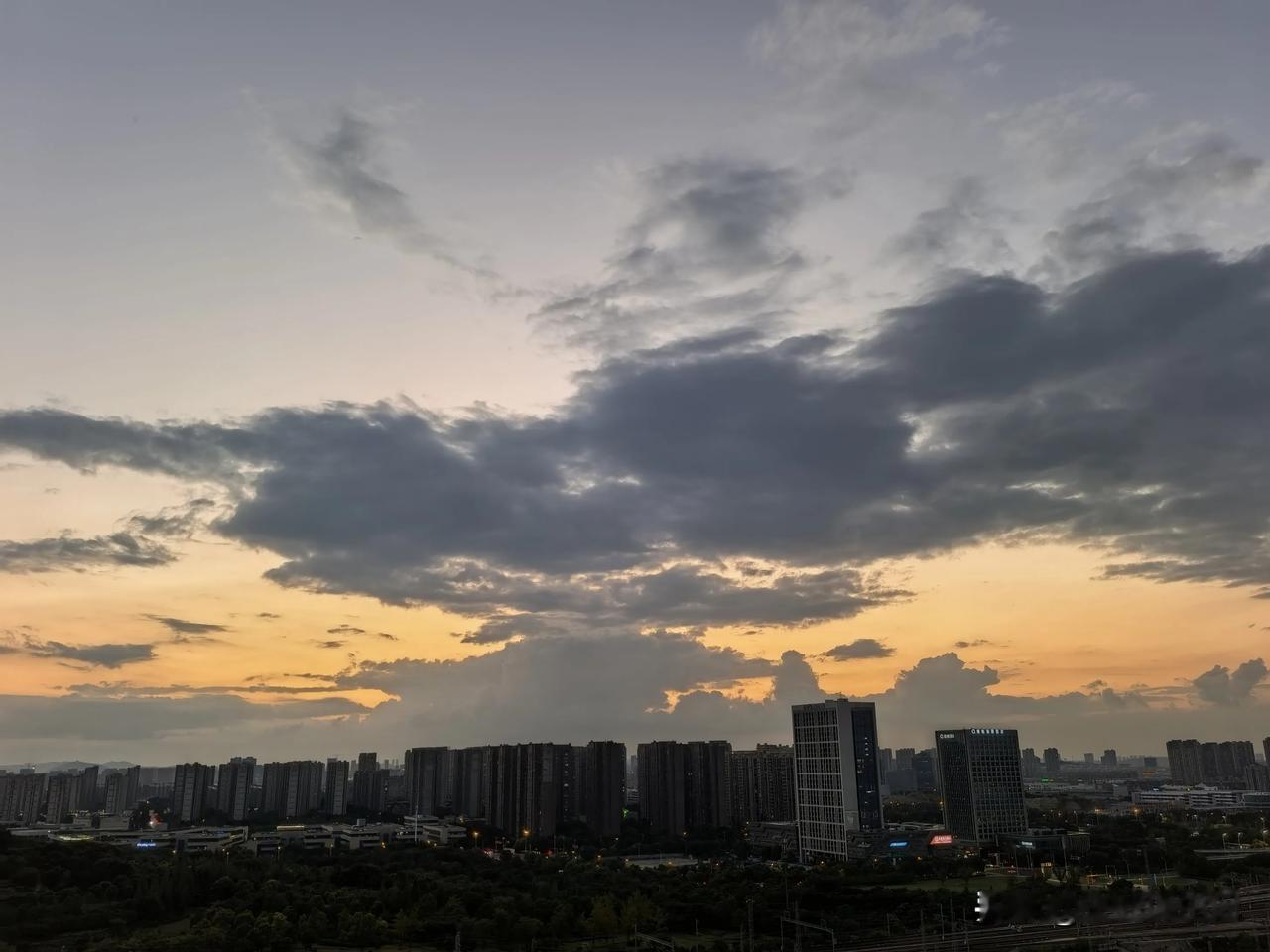 
秋日傍晚，
登凤凰山俯瞰徐州东区。
一副绝美的山水画在眼前展开。
天空乌云密布