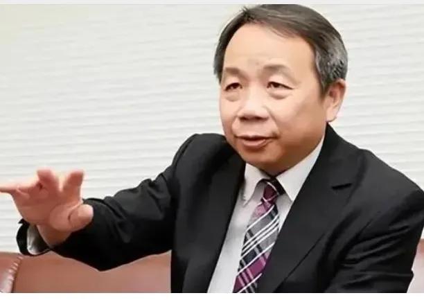 中国外交部对其制裁还不到24小时，他立马变脸，嚣张回应“钓鱼岛是日本的。”
他叫