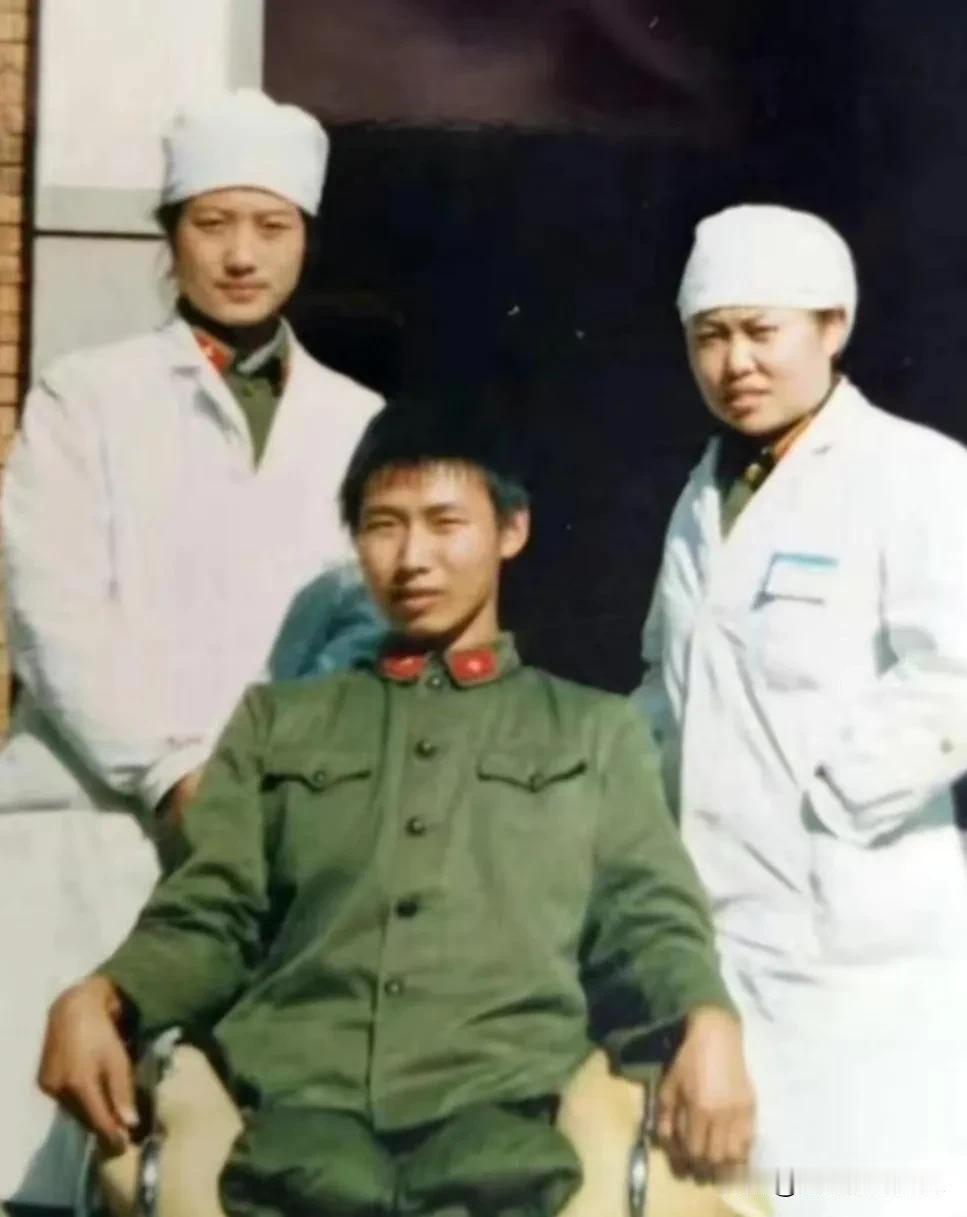 这张旧照片拍摄于昆明军区总医院，轮椅之上，是老山前线一等功臣、“钢铁战士”刘庄。