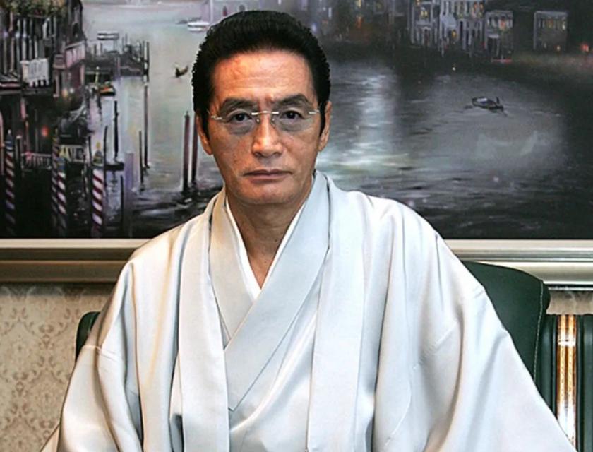 一个黑帮大佬,蹲在拘留所里,每天惦记的不是美酒不是女人,是蔬菜汁。工藤会前总裁野