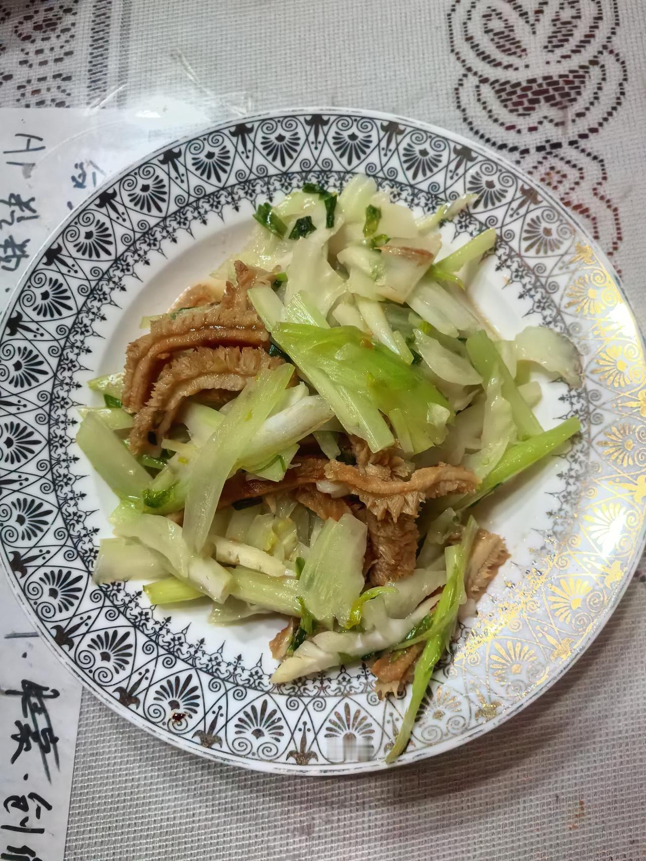 嘿，吃货们！今天我给大家带来一道超级下饭、超级有趣的爆炒组合——美芹、包菜根和牛