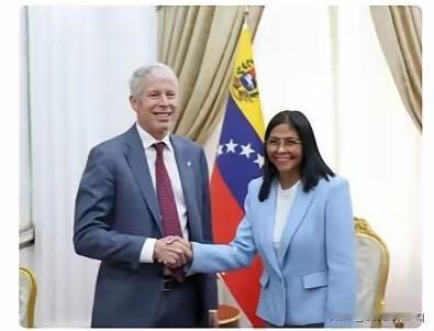 狗咬耗子？
委内瑞拉反对派领导人玛丽娅·马查多，可能是已经从美国回到了委内瑞拉有