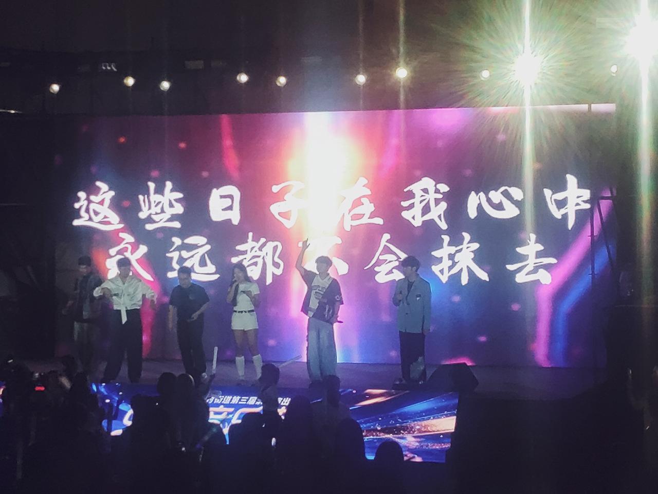 昨天听到这首好听的歌曲
似曾相识

一首歌就是一首诗啊
是哪首歌