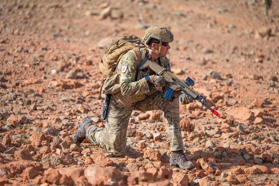 最近，比利时二王子加百列和军校小伙伴在摩洛哥完成了最后一次冬训，再过几个月就硕士