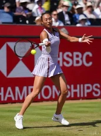 郑钦文无缘女王杯决赛郑钦文1比2阿尼西莫娃可惜了，但也是郑钦文草场最好成绩了，对