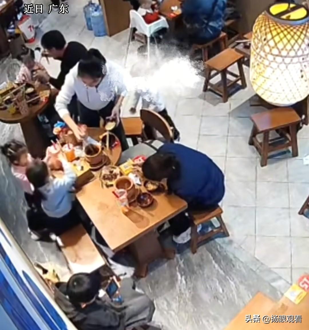 又气又心疼！广东宝妈被3岁娃坑到骨裂😱
 
广东一妈妈在饭店被3岁女儿偷偷移走