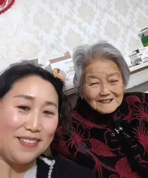 89岁母亲轻拍46岁女儿哄睡，3000万转发看哭全网：母爱刻进DNA

2月10