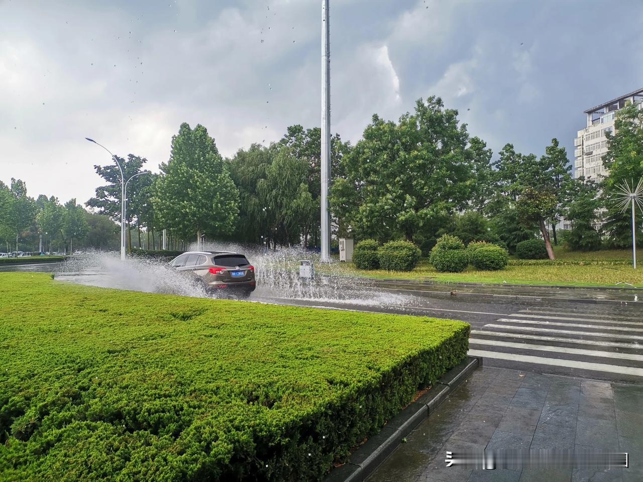 前20分钟大雨瓢泼，现在晴空万里，这天气赶上江南梅雨季节了！