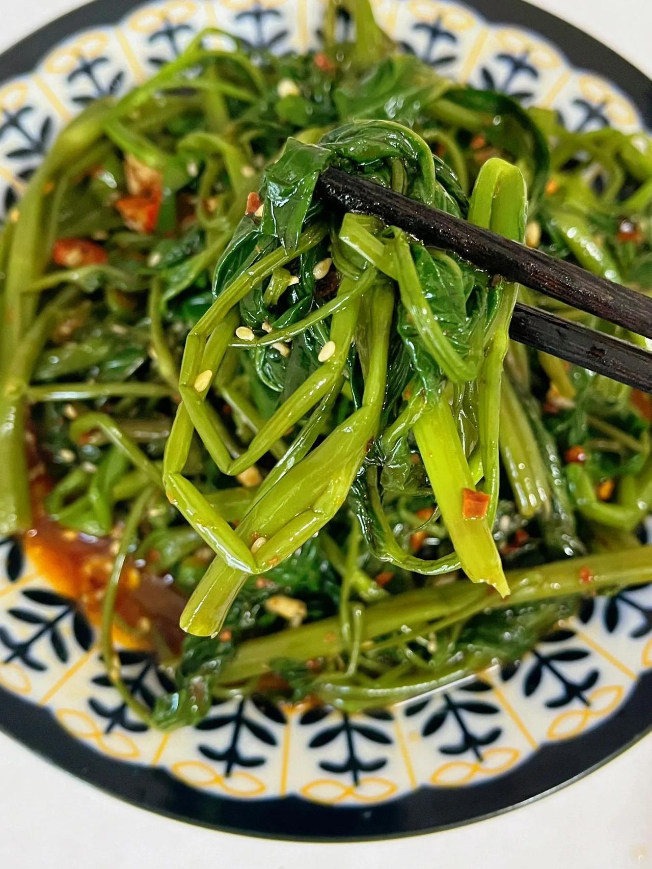 巨好吃！这个做法怎么不早点发现！！！
这个凉拌空心菜和夏天是完美适配～
食材：空