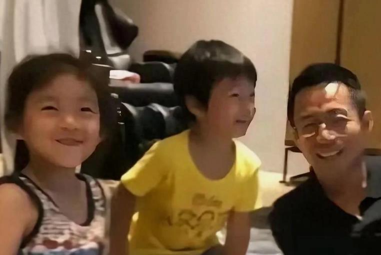 大S争来争去一场空，都是命。小孩也有小孩的命数，注定他们是北京的小孩儿。
 
那