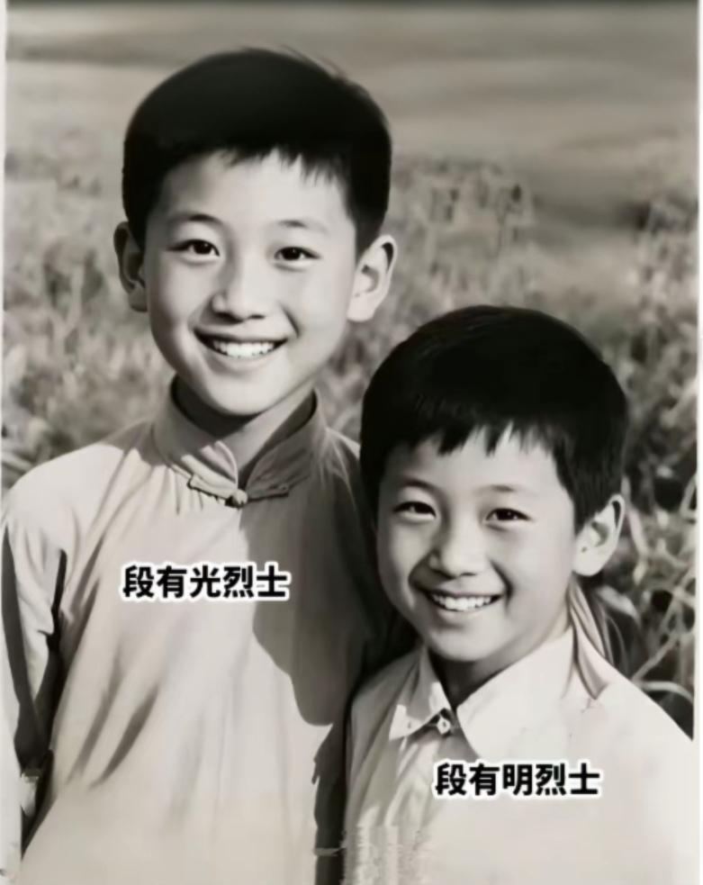 时隔四十年，网上一片骂声：兄弟俩为何不留一个啊！这对亲兄弟笑容有多么的灿烂，这是