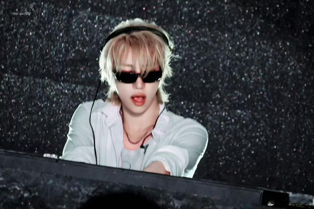 徐明浩音乐节DJ打碟 徐明浩往打碟台前一站，整个音乐节的氛围都被他接管了。不是谁