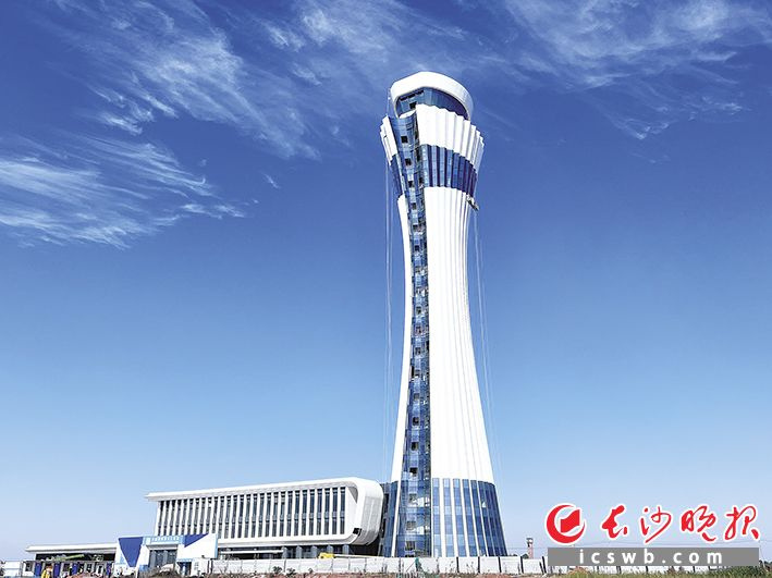 【】记者11月20日获悉，长沙黄花国际机场T3航站楼配套新塔台进入冲刺收尾阶段，