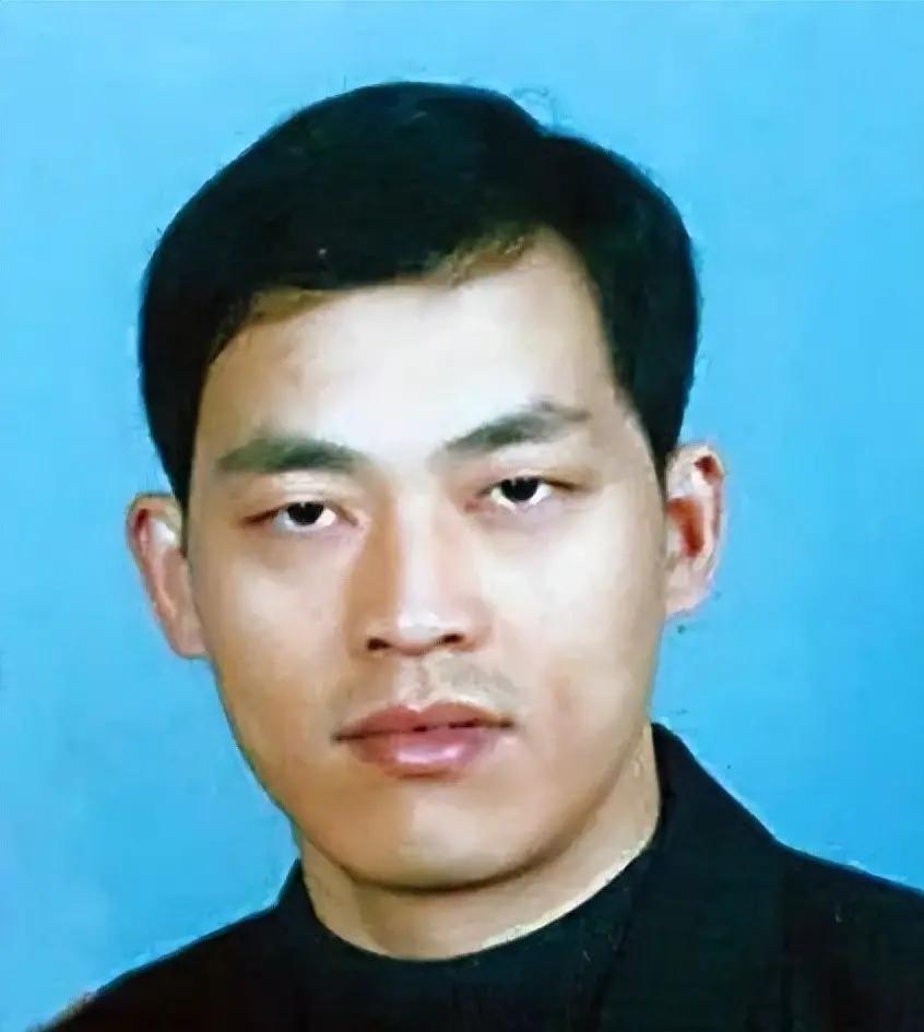 2003年10月，罪犯谢先荣被击毙后痛苦的倒在地上，身上已经失去了生命的体征，法