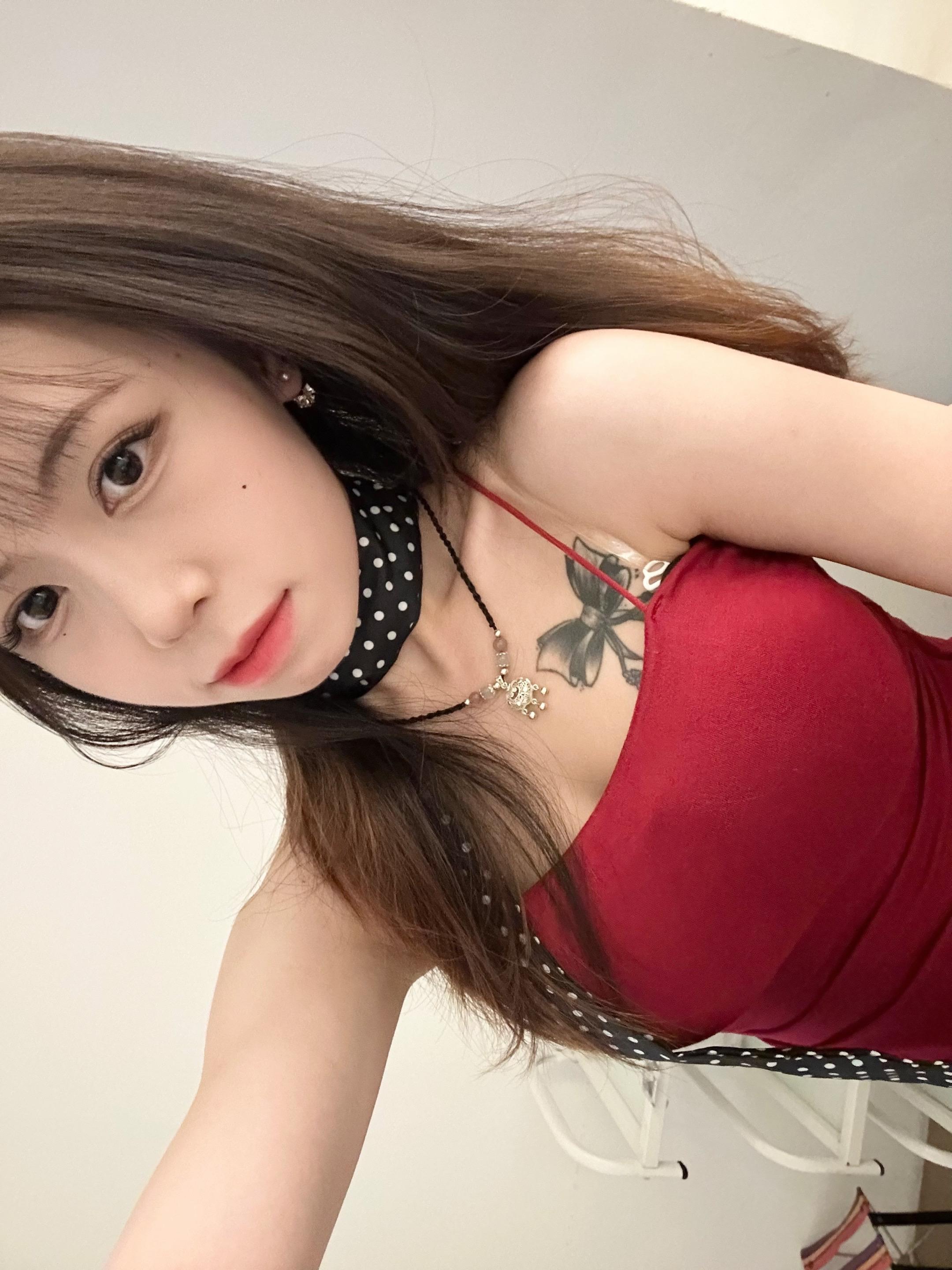 别人的屋檐再大  都不如自己有把伞