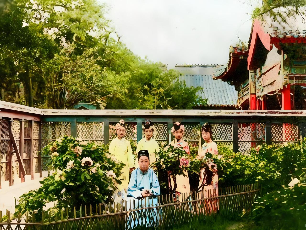 这张合影拍摄于1923年暮春的紫禁城御花园，端康太妃（瑾妃）兴致盎然，设露天午宴