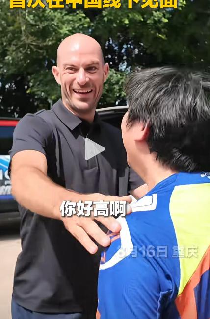 张雪对德比斯的拜访也是给足了面子，这次德比斯的女朋友也陪老德来中国参加活动，张雪