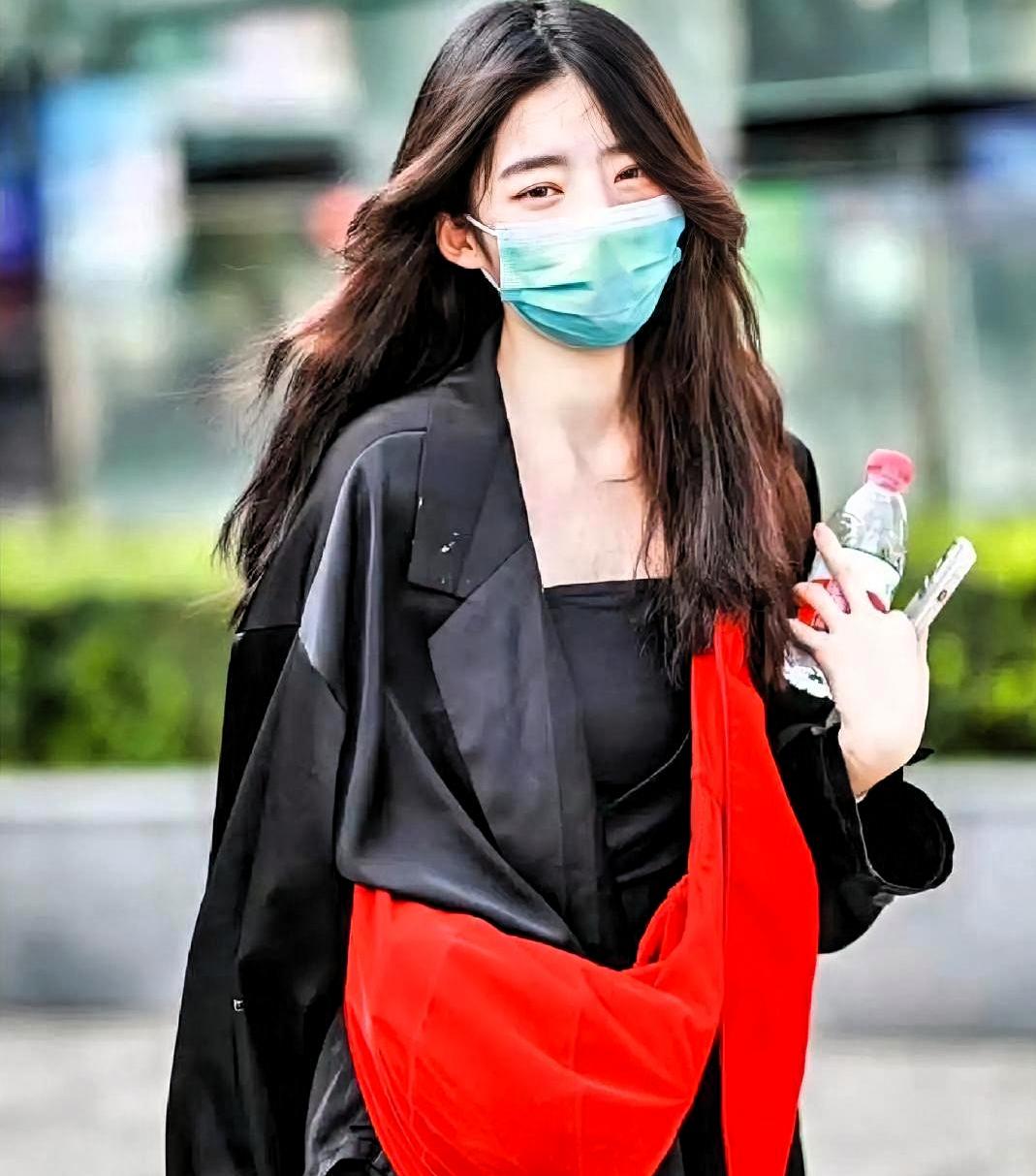 黄一鸣抽脂这事，骂她和夸她的人，已经吵了两天了。 🔥

她说自己从130多斤抽