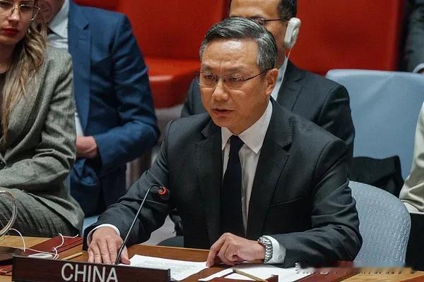 联大会场，中方代表当场点名六国：想对中国谈人权，先照照镜子。

据中国驻联合国代