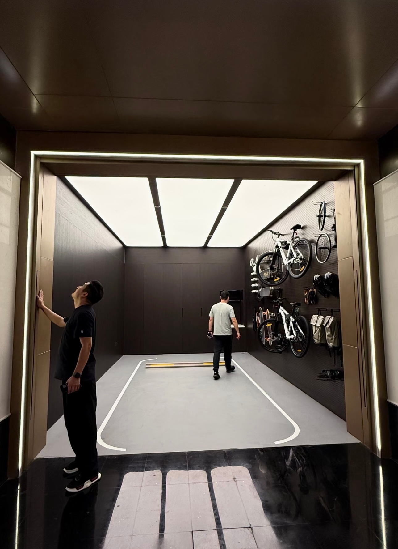 如果小区均价25000/平方米这样的地下车位你觉得值多少钱？