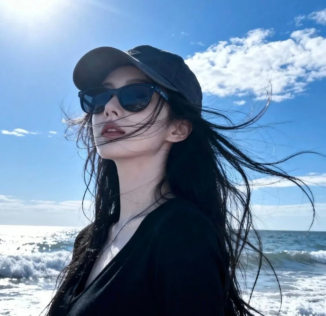 优质女生头像 |治愈系头像|氛围感壁纸|海边氛围感风穿过长发，山野与大海都在身后